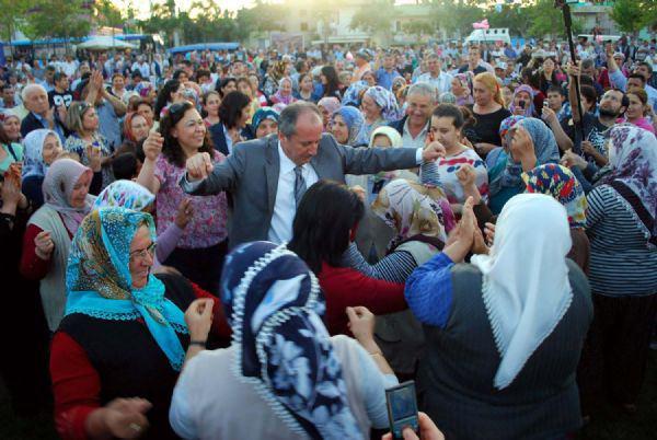 <p>Partisinin düzenlediği programa katılmak üzere gittiği Manisa'nın Salihli İlçesi'nde Selendili kadınlarla göbek attı.</p>