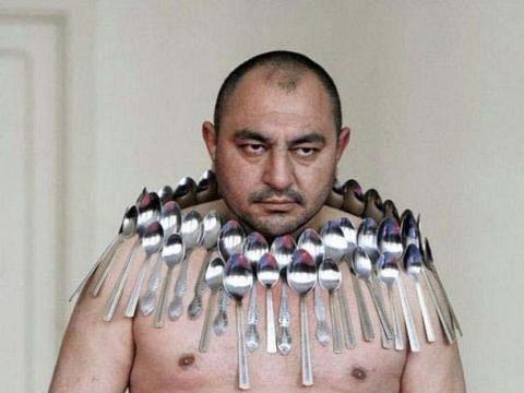 <p><strong>En ilginç rekorlar</strong><br />
<br />
Etibar Elchiyev 50 metal kaşığı manyetize olarak vücudunda tutabiliyor.</p>