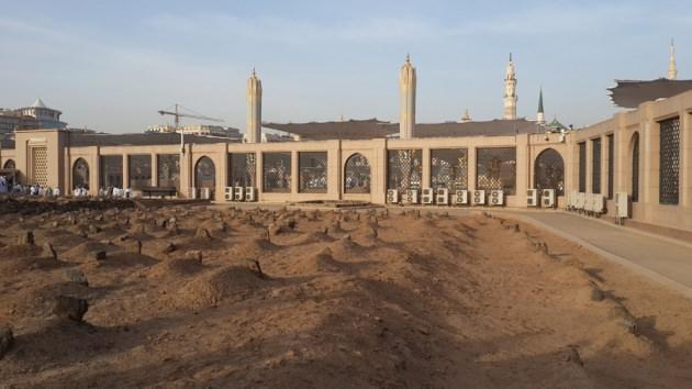 <p>Mescid-i Nebevi'nin hemen yanı başında yüksek ve kalın demir korkuluklarla koruma altına alınan binlerce sahabenin medfun olduğu Cennetü'l-Baki kabristanı sabah namazından sonra ve ikindi namazı sonrası kısa bir süreliğine ziyarete açılıyor. </p>