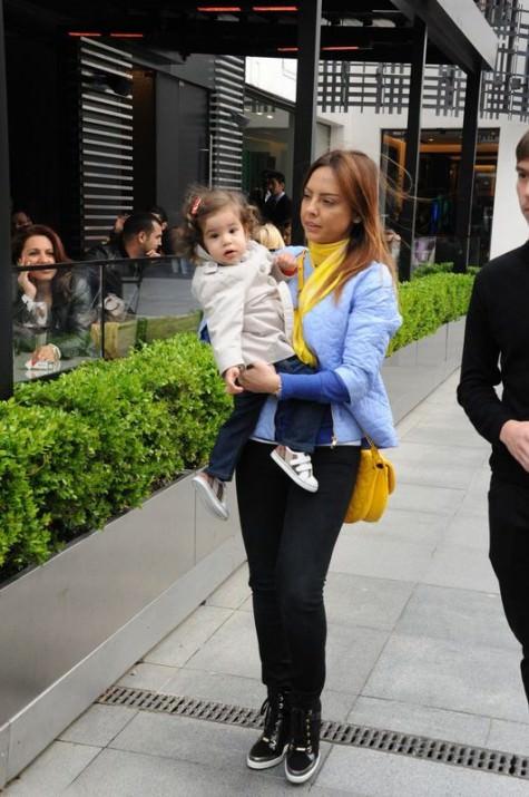 <p><strong>Ebru Gündeş</strong> <br /><br />Şarkıcı Ebru Gündeş, geçtiğimiz yıl abisi Cengiz Kumartaşlıoğlu ile Tekirdağ Muratlı'da aldığı büyükbaş hayvancılık tesisini büyütüyor. Geçen yıl 500 olan hayvan sayısını ikiye katlayan sanatçının tesisi, 2 milyon TL değerinde. Besicilik yapan Gündeş, şimdilerde Ege ve Marmara'da yine aynı iş için bir başka tesis arıyor. Gündeş, neden tarım ve hayvancılık işine girdiğini şu sözleriyle açıklamıştı. Son dört yıldır yapmış olduğumuz araştırmalarda tarımın en akıllı ve en çok büyümekte olan iş sektörü olduğuna karar verdik. Bunun için birçok çiftlik ziyaretinde fizibilite çalışmaları yaptırdık. Sonunda da bu projeye başladık. 'Güntaş Tarım Hayvancılık' adı altında çalışmalarımıza devam ediyoruz.</p>