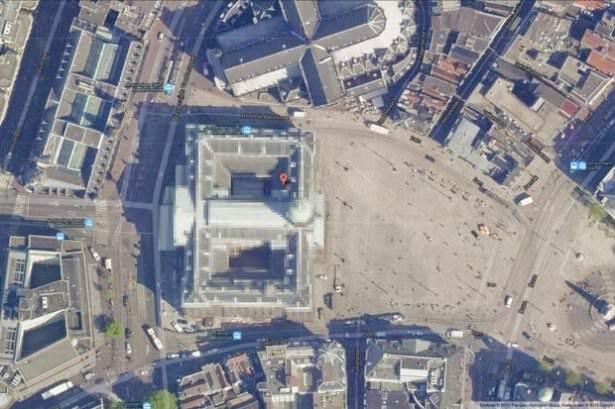 <p><strong>KRALİYET SARAYI, HOLLANDA</strong></p>

<p>Hollanda'nın başkenti Amsterdam'da bulunan Kraliyet Sarayı'na Google üzerinden ulaşmak isteyenler de sansürle karşılaşıyor. 'Paleis op de Dam' olarak bilinen Kraliyet Sarayı'nda Hollanda kraliyet ailesinin üyeleri yaşamıyor. Saray, resmi devlet törenleri ve üst düzey devlet ziyaretlerinde kullanılıyor. Kraliyet ailesi üyeleri ise şu anda Lahey kentinde ikamet ediyor.</p>
