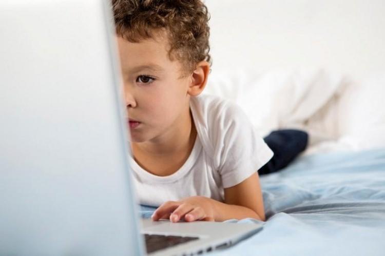 <p><strong>6- Gözlemleyin</strong></p>
<p>Çocuğunuzun güvenli internet bağlantısı kullanmasını sağlayın, çevresindeki arkadaşlarını tanıyın ve interneti nasıl kullandığını takip edin.</p>
<p> </p>