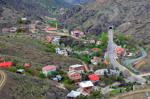 <p>Gümüşhane: 100 bin 202 seçmen, 597 sandıkta oy kullanacak.</p>