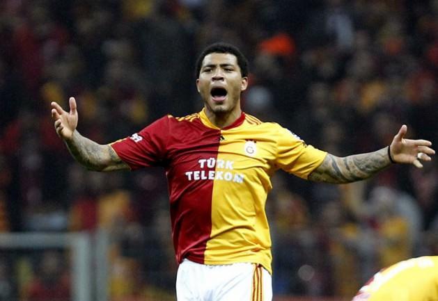 <p>Sarı kırmızılılarda yaprak dökümü, Culio ve Pinto ile devam etti. Ardından stancu ve Yiğit Gökoğlan'ı Orduspor'a veren Galatasaray, Kazım'ı ise Blackburn Rovers'a kiraladı. Sarı kırmızılı kulüple sözleşmesini karşılıklı fesh eden Necati Ateş de transferin son günü Eskişehirspor'un yolunu tuttu.</p>