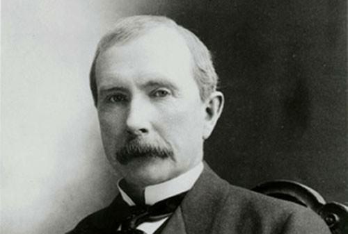 3. John D Rockefeller - 340 milyar dolar (1839 – 1937) John D. Rockefeller, listede bulunan en zengin Amerikalı. 1937 yılında öldüğünde 340 milyar dolar serveti vardı. 1870 yılında ‘The Standart Oil Company’yi (Standart Petrol Şirketi) kuran Rockefeller, Amerikan Petrol üretimini domine ederken, Amerikan hükümeti Rockefeller’in tekelini kırmak için şirketini küçük şirketlere böldü.