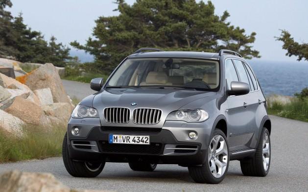 <p><strong>BMW X5 iddiasını yükseltecek</strong><br /><span style="line-height: 13pt;">BMW'nin yenilenen iddialı lüks SUV'u, fuarda sahne almaya hazırlanıyor. 5 Serisine daha da benzetilen ön görünümü, sunulmaya başlanacak 7. koltuk sırası ve 2.0 lt turbo dizel motoruyla yeni model, sınıfındaki iddiasını daha da yukarılara taşımayı planlıyor. Yeni X5, yıl sonundan itibaren Türkiye'de de bayilerdeki yerini alacak.</span></p>