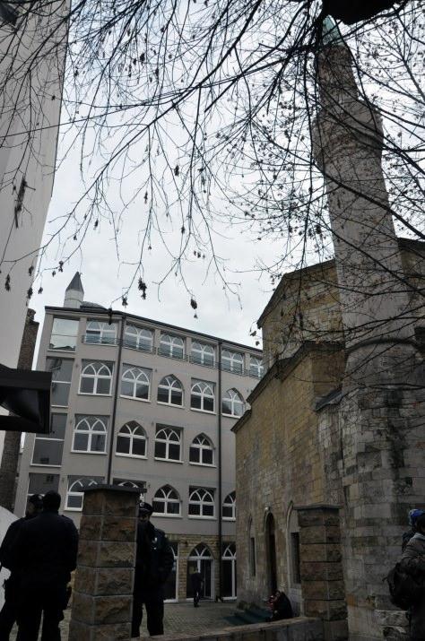 <p>Şimdi de durum farklı değil zaten. Bayraklı Camii'nde ezan okunamıyor. Yalnızca bayramdan bayrama ezan okunmasına izin veriliyormuş. Fotoğrafta görüldüğü gibi caminin girişinde Sırp polisi bekliyor herhangi bir ırkçı saldırıya karşı korumak için... Örneğin 2004 yılında Kosova'da yaşanan olaylar sonrası Bayraklı Camii yakılmış ve ardından onarılmış.</p>