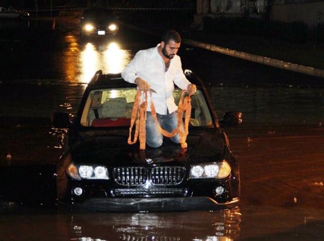 EREN BOZKURT Adana'da bir vatandaş sel sırasında aracının üzerinde kurtarılmayı bekledi.
