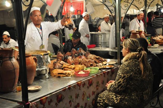 <p>Gündüz yaşanan hareketlilik daha da artmış durumda. Meydanın büyük bir bölümü açık lokantalara çevrilmiş.</p>