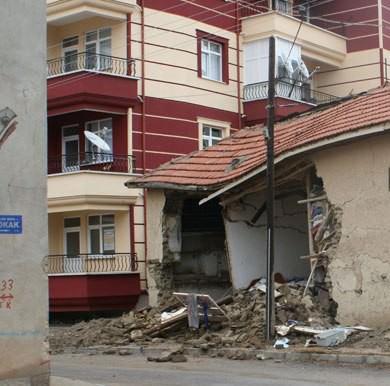 Evin sahibinede kiracıyada kredi : Buna göre Bakanlık, anlaşma ile tahliye edilen, yıktırılan veya kamulaştırılan yapıların sahipleri ile bu yapılarda en az 1 yıldır ikamet ettiği veya işyeri bulunduğu tespit edilenlere; konut ve işyerini kendi imkanları ile yapmak veya edinmek isteyenlere kredi açacak. Oluşturulacak ‘özel hesaptan’ verilecek kredilerin miktarı ile kimlere verileceğini Çevre ve Şehircilik Bakanlığı, yıllık olarak ilan edecek.