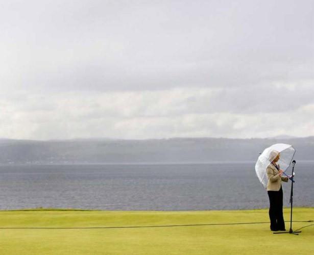 Hava yağmurlu ama haber beklemez: Spor muhabiri Hazel Irvine'in üzerinde durduğu yeşil bir halı değil. İskoç Açık Golf Turnuvası ödül seromonisi için golf kortunda sunumunu yapmaya hazırlanan İrvine, bir yandan da notlarını gözden geçiriyor. İskoçya
