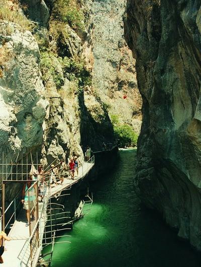 <p>Fethiye-Antalya arasındaki 18 km. uzunluğundaki Saklıkent, olağanüstü güzellikler sunan bir vadi olarak karşımıza çıkıyor. İlerlemek için kayalara tırmanacağınız mekan size farklı bir deneyim sunacak.</p>
