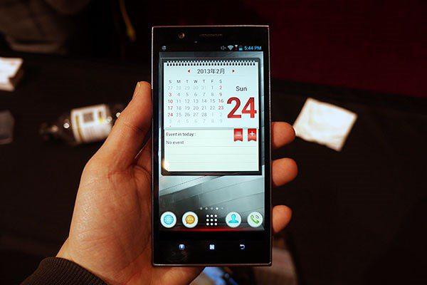 <p><strong>Büyük ekran</strong><br />Apple'ın Samsung'un izinden giderek büyük ekranlı bir telefon üretebileceği iddia edildi. Şirketin 4,7 inç, 5,5 inç ve 6 inçlik üç model çıkarmasının mümkün olduğu öne sürüldü.</p>