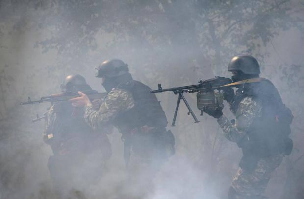 Ukrayna askerleri, ayrılıkçıların şehir girişlerine kurdukları barikatları, kontrol noktalarını ateşe verdi. Farklı noktalardan yaklaşan tanklar şehirlerin çevresini kuşatmış durumda.