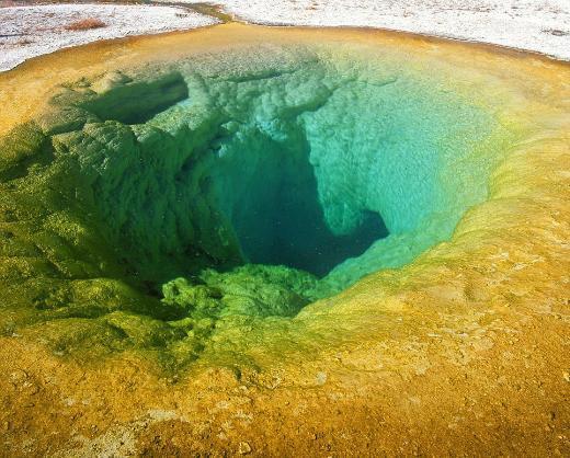 Güzellik Havuzu (Yellowstone Milli Parkı, ABD) Güzellik havuzuna yakından bakış… Bu gölcük Kromatik Kaynak adı verilen yakınlardaki bir başka gölcüğe bağlı. Su birikintilerinin birinin seviyesi yükseldiğinde diğerininki düşüyor.