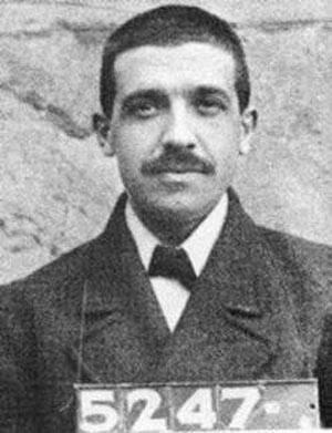 <p>Hapis cezasını tamamladıktan sonra batık tahvilleri yatırımcılara satarak dolandıran Ponzi, ABD hükümeti tarafından İtalya’ya iade ediliyor. 1949 yılında ölen Ponzi, İtalya’da Musolini’ye finansal danışmanlık yapıyor.</p>