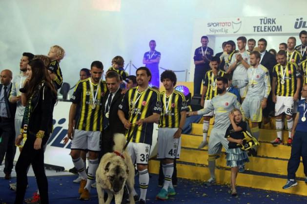 <p>Fenerbahçeli futbolcular, Dilberay'ın "Akşama geleceğim" şarkısıyla şampiyonluk kutlamalarına devam ederken Mehmet Topuz sahneye kangal çıkardı.</p>