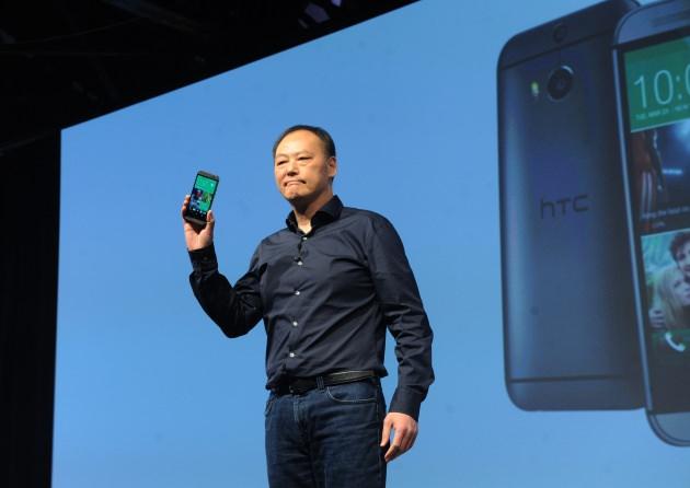 <p>2600 mAh gücünde batarya kullanan telefonun ekranı çift tıklamayla açılıp kapanabilirken, cihazda yer alan 'Olağanüstü Güç Tasarrufu Modu' sayesinde batarya ömrünün yüzde 40 oranında daha fazla dayanması sağlanıyor.</p>