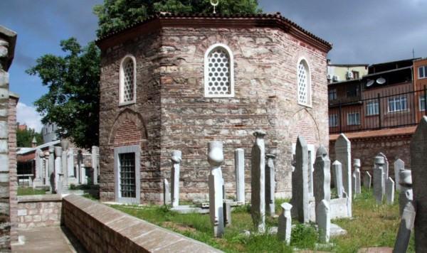 <p>Kesikbaş Hüseyin Ağa Türbesi</p>
<p>İshak Paşa Mahallesi Küçükayasofya Camii bahçesi Küçükayasofya - Eminönü - Fatih</p>