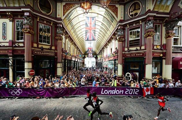 ABEL KIRUI VE WILSON KIPSANG KIPROTICH   12 Ağustos 2012   Londra Olimpiyatları'nda Kenyalı maratoncular Abel Kirui ve Wilson Kipsang Kiprotich koşu sırasında geçtiği bir alandan ilginç bir kare.