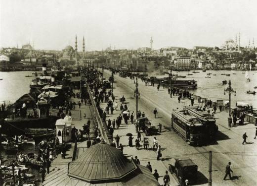 <h2>Fırat Vadisi'ne bakan çocuklar.</h2>