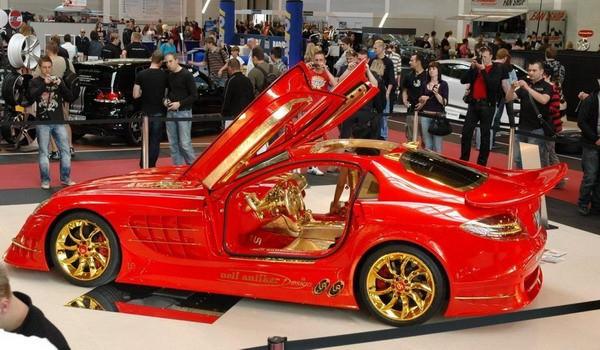 8 milyon 200 bin euro değerindeki otomobilde Anliker, 600 adet yakut ve 5 kilo 24 ayar altın kullanmış.