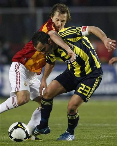 24-Galatasaray 1 - Fenerbahçe 0 -- 28 Aralık 1980 -- Galatasaray, Fenerbahçe'yi son kez beş yıl önce yenmişti. Artık kazanmalıydılar. Tek golün atıldığı, direklerin dövüldüğü maçta hakem Güngör Tuncer ise adeta sahada yoktu.