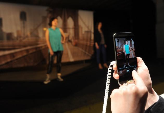 <p>Ağırlığı 160 gramı geçmeyen ve Gorilla Glass 3 teknolojisi sayesinde ekranı çizilmelere karşı dayanıklı olan HTC One M8'in Nisan ayı içinde Türkiye'de satışa sunulması bekleniyor. Ancak cihazın fiyatı henüz açıklanmış değil.</p>