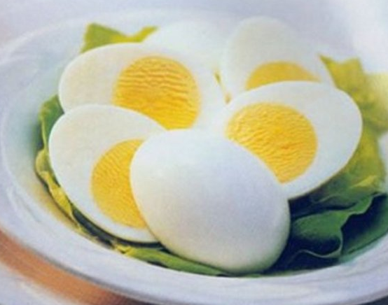 Yumurta: Uzmanlar, en kaliteli protein olması, uzun süreli doygunluk hissi sağlaması nedeniyle ramazan ayında sahur sofralarında yumurtanın bulunmasını gerekli kılıyor. Kahvaltıda yumurta tüketilen günlerde gün içerisindeki iştah seviyesi daha düşük seyreder.