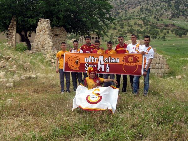 <p>Galatasaray'ın taraftar gurubu Ultraslan'ın Şırnak ve Silopi'deki üyeleri, 'çözüm süreci'ne destek vermek için Cudi Dağı eteklerinde bulunan ve terör olayları nedeniyle 1993 yılında boşaltılan Koyunören Köyü'ne gidip, sarı- kırmızı bayraklar açtı.</p>