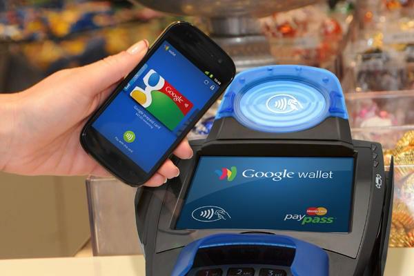 <p><strong>Google Wallet</strong><br />
Temassız ödeme teknolojisi henüz emekleme aşamasında. Google Wallet da bu durumda bir istisna oluşturmuyor. Henüz küresel çapta kullanıma açılamayan uygulama ABD'de bile tam olarak kabul görmedi.</p>
