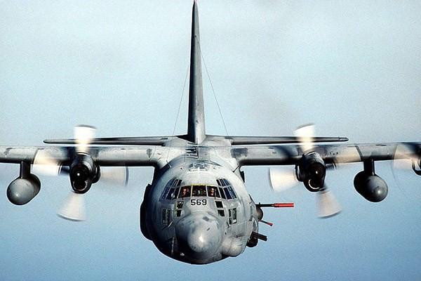 <p><strong>C-130 silah platformu</strong><br />ABD'nin kara birliklerine destek vermek üzere modifiye ettiği C-130'un üzerinde makineli tüfeklere ek olarak 15 milimetrelik bir de top bulunuyor.</p>