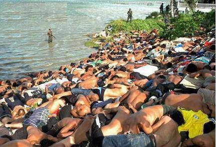 Sosyal medyada kullanılan bir başka fotoğrafta ise bir sahilde yere dizilmiş kişilerin katledilen Müslümanlara ait olduğu öne sürülüyor. Bu fotoğraf 2004'te hükümetler çatıştıktan sonra tutuklanan Taylandlıları gösteren Reuters imzalı bir fotoğraf.