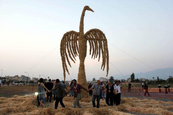 Hatay'ın İskenderun İlçesi'ndeki Prime Mall İskenderun alışveriş merkezi tarafından düzenlenen "Uluslararası Saman Heykeli Festivali" ve Saman Heykel Sempozyumu final gecesi ile sona erdi.