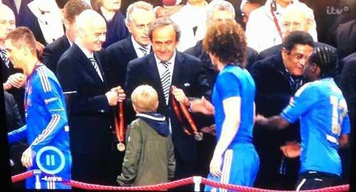 <p>UEFA heyetinden madalyalarını almak üzere tribüne çıkan Chelseali futbolcuların arasına karışan 11 yaşındaki çocuk seremonide kendisine de yer buldu.</p>