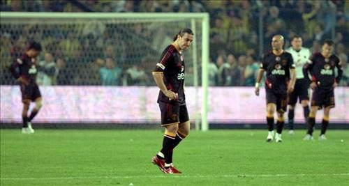 İkinci devredeyse futbolcular değil hakem Ali Aydın konuştu, goller yerine kırmızı kartlar havada uçuştu. Önce Rapaiç'i indiren Emre Aşık, ardından Batista, Hasan Şaş ve Bülent Korkmaz atıldı, Fenerbahçe kolayca galibiyete ulaştı.