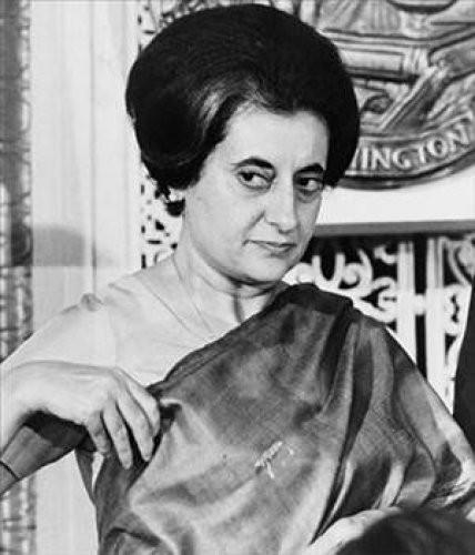 Indira Gandhi 1917-1984 Hindistan'ın ilk kadın başbakanı, ülkesini en zor zamanlarında dağılmaktan kurtardı. Buna rağmen 1984´te Sih koruması tarafından suikaste kurban gitti.
