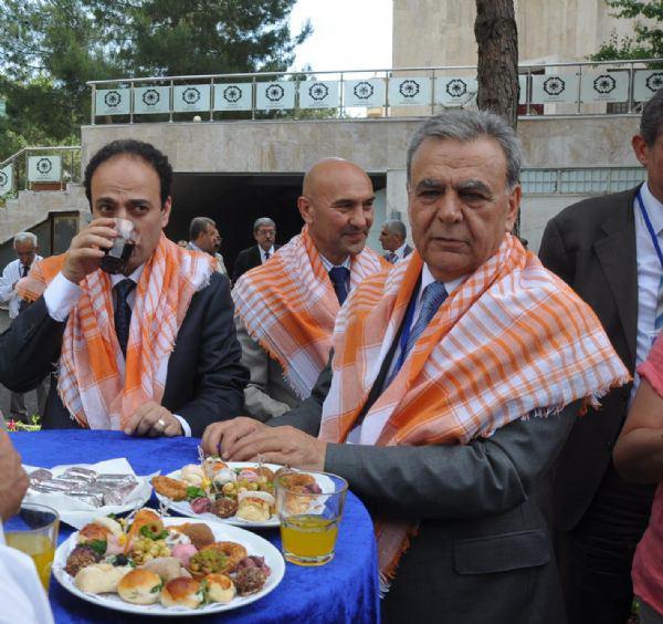İzmir Büyükşehir Belediye Başkanı Aziz Kocaoğlu'nun çözüm sürecine destek amacıyla gittiği Diyarbakır'da çok güzel görüntüler ortaya çıktı. Ziyaretlere CHP Genel Başkan Yardımcısı Sezgin Tanrıkulu da katılırken, konuşmalara Kürt sorununun çözümü için başlatılan çözüm süreci damgasını vurdu.