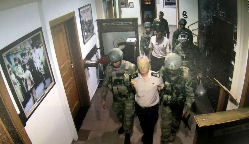 <p>Genelkurmay Karargahında bir Tümgeneral darbeci askerler tarafından gözleri bağlanarak karargahtan götürüldü.<br />
<br />
<span style="color:#DAA520"><strong>Kaynak: HaberTürk</strong></span></p>