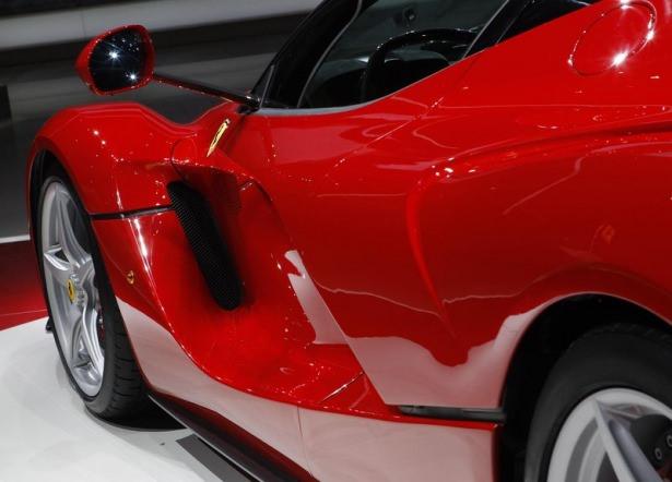 <p>Garajında Ford GT, Dodge Viper, Lamborghini SV, Mercedes SLK 55 AMG, Nissan GT R, Audi R8 V, Audi R8 V10 Roadstar, Dodge Challenger SRT, Maserati Grand Sport ile Ferrari California, Spider, F12, F12 Berlinetta ve FF modelleri bulunan Ak’ın LaFerrari’yle birlikte garajındaki kıymetli otomobil sayısı 50 adedi geçecek.</p>