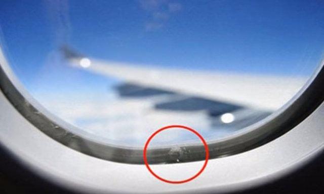 <p>Uçak camlarında yer alan minik delikleri fark ettiniz mi? Peki bu delikler ne işe yarar? Uçak havalandığında içeri ve dışarı hava basınç farkını dengelemeye yarar bu delikler. Bu delikler ayrıca camların buğulanmasını da engeller.</p>

<p> </p>
