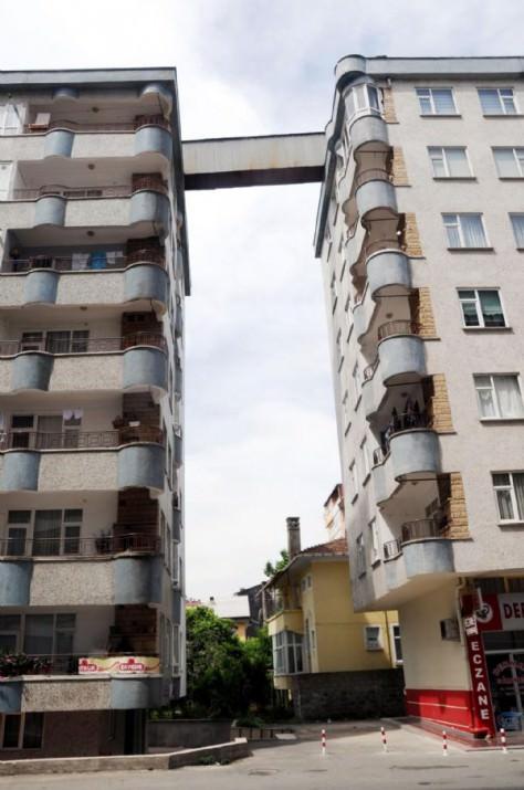 RİZE’de 7’şer katlı iki binanın çatı katları, olası bir yangında diğer binaya geçilmesini sağlamak için demir köprüyle birbirine bağlandı.