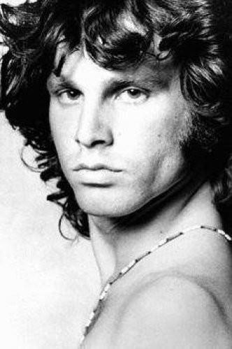 <p>JIM MORRISON Rock müziğinin ünlü isimlerinden Morrison, seks konuları içeren şarkıları nedeniyle mahkemelik oldu. Seyirciye cinsel organını gösteren Jim, cezaevine konuldu.</p>