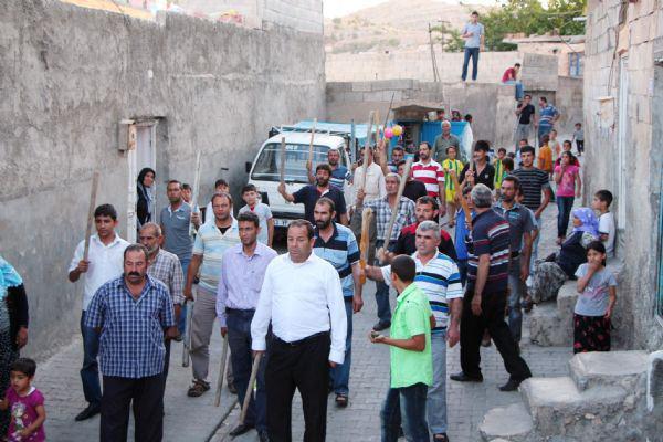  ŞANLIURFA’da, Dedeosman Mahallesi sakinleri, uyuşturucu sattığı ileri sürülen kişilere karşı sopalarla nöbet tutmaya başladı. 