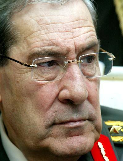 İlki tümgeneraldim, Genel Sekreterken, DHKP-C aşırı sol örgütleri oturduğumuz lojmanın kapıcısı o örgütün üyesi çıktı. Dünyada gördüğüm en terbiyeli insandı. Beni çok severdi. Çünkü mesela Malatya'daki bir meslektaşım iki kutu kayısı gönderir, o gelir benim çantamı almaya, ben bir kutusunu ona veririm. Eşim çocuklarına bakar, eder, işte elinden geldiği kadar, maddi gücümüz elverdiği takdirde. Uslu, terbiyeli, sessiz... Kapıcıya el atmışlar, ele geçirmişler. Sonradan Güniz Sokak'ta yani Sayın Demirel'in evinin olduğu yerde bir örgüt yakalandı. Ona el atan örgüt, başında da bir şey var; aldılar, götürdüler. (BDP'li Önder'in, “Ne var başında?” diye sorması üzerine) Örgütten susturuculu silah. Şimdi, ben Genel Sekreter olduğum için en erken ben ayrılıyorum lojmandan bir an evvel Genelkurmay'a gitmek için. Çok açık bir hedefim, ne korumam var ne bir şeyim var. Ben merdivenden inerken beni vuracak, bisikletine binip kaçacak. Bir tanesi bu.