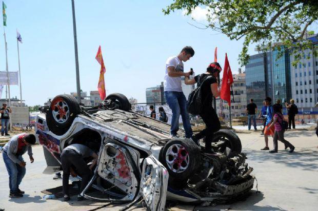 <p>Ankara’da Başbakanlık’a yürümek isteyen liselilerden oluşan gruba, biber gazı ve tazyikli suyla müdahale edildi.</p>