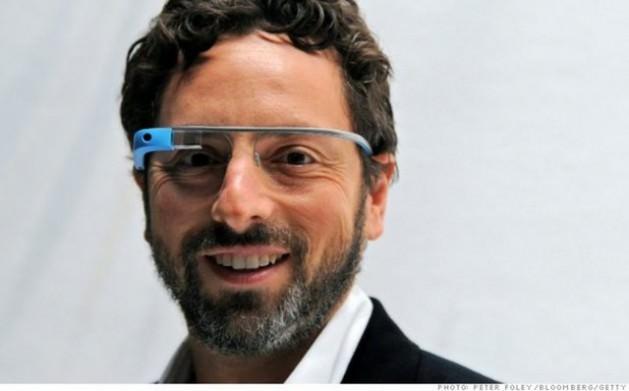 EN REHBERİ: Google Project Glass: 1500 DOLAR Google'ın ekranlı ve kameralı gözlüğü önümüzdeki yıl piyasaya çıkacak. Gözlük hava durumunu, yağmur yağma olasılığını, metro hatlarının durumunu ve alternatif yolları, hatta sokakta afişini gördüğünüz sanatçının şarkısını size bir çırpıda gösteriyor.Sci-fi gözlüğü bir bilgisayar ya da telefonla ulaşılabilecek her şeyi kullanıcısına sunuyor. San Francisco'da yapılan tanıtımda android işletim sistemiyle uyumlu gözlükle ilgili bilgiler verildi. 3G ve 4G internet bağlantısı yapabilen gözlükte ön kamera ve hareketli sensörler bulunuyor. Kullanıcılar kamera ile video ve fotoğraf çekebiliyor, sensörler sayesinde bulundukları ortam hakkında bilgi alabiliyor. Gözlüğün fiyatı bin 500 dolar olacak ve en erken önümüzdeki yıl satışa çıkacak. Akla takılan tek soru ise numaralı gözlük kullananların Google'ın gözlüğünü kullanıp kullanamayacağı...