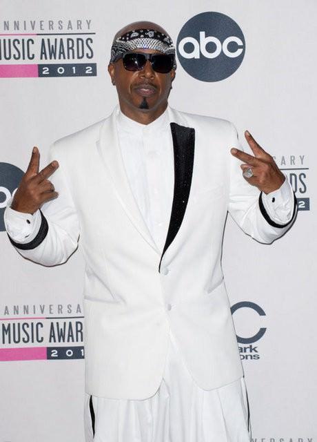 'Can't touch this' şarkısı hala akıllarda olan MC Hammer sadece 1991 yılında 33 milyon dolar kazandı. Servetini atlara ve lüks araçlara harcayan Hammer'ın 1996 itibarıyla 14 milyon dolar borcu birikti ve iflasını açıkladı.