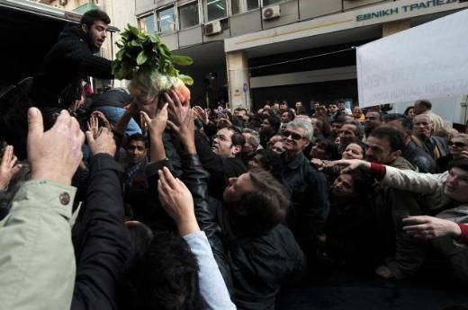 KARAYOLLARI TRAFİĞE KAPANDI Çiftçiler traktörlerile bir yandan ülkenin ana karayollarını trafiğe kapatmaya başlarken, bir yandan da şehirlerde protesto gösterileri yaptılar.