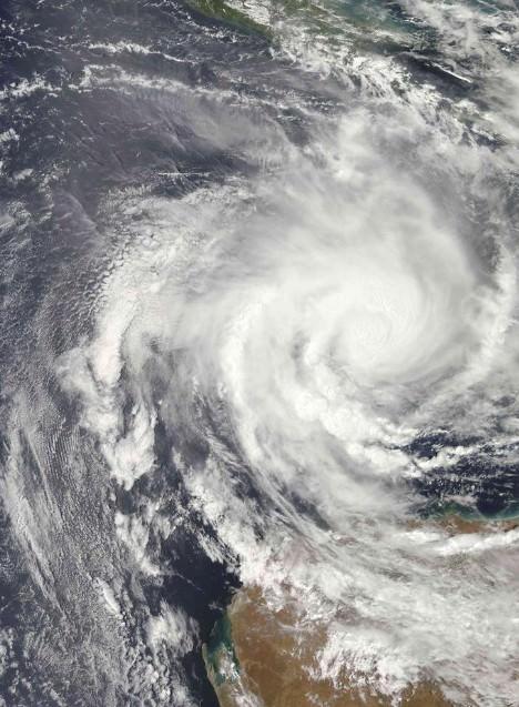 Üçüncü derece kasırga tedbiri alınan bölgede geçtiğimiz hafta ise sıcak hava nedeniyle yangınlar çıkmıştı.